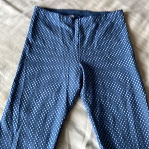 Tea Collection girls blue and white polka dot capri leggings in size 8